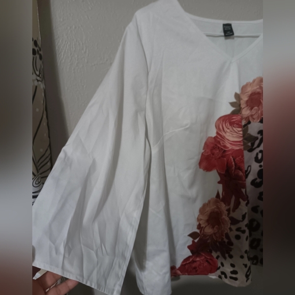 Asymmetrical White and Red Floral Blouse - Picture 3 of 6